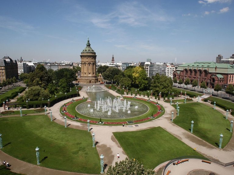 Der_Friedrichsplatz_und_der_Wasserturm.jpg