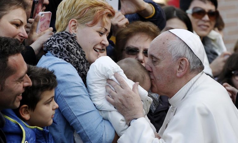 p08__pope_kissing_baby.jpg