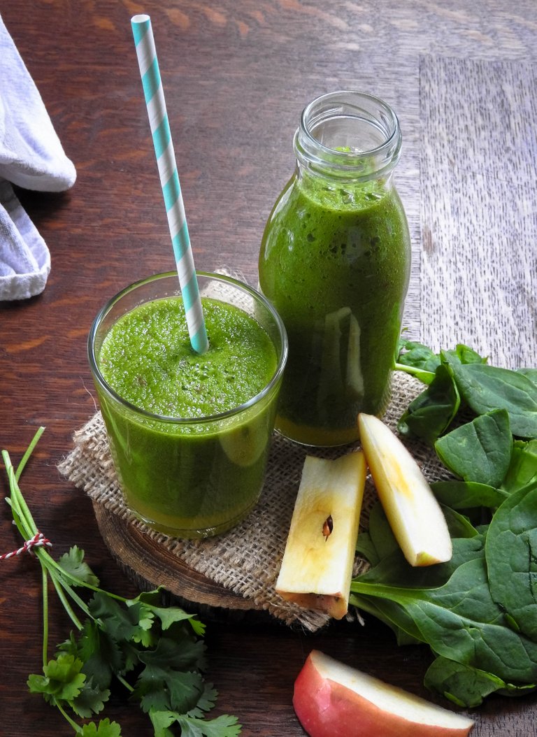 green smoothie 1.jpg