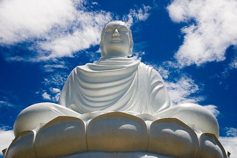 800px-Buddha_statue,_Nha_Trang.jpg