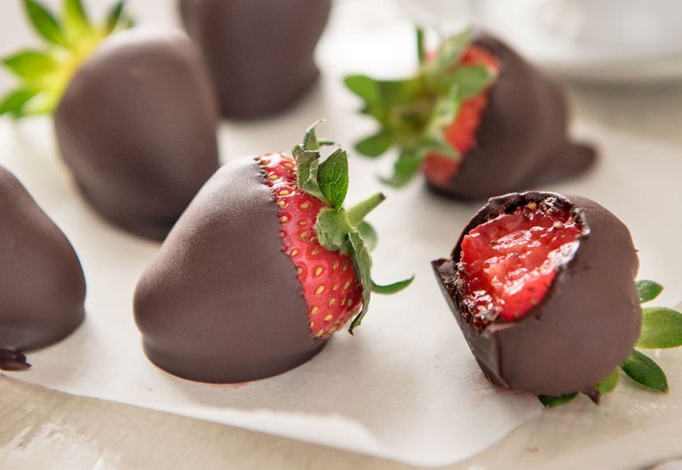 Chocolate-Covered-Strawberries.-PHOTO_-RecipeTin-Eats-e1518360173175.jpg
