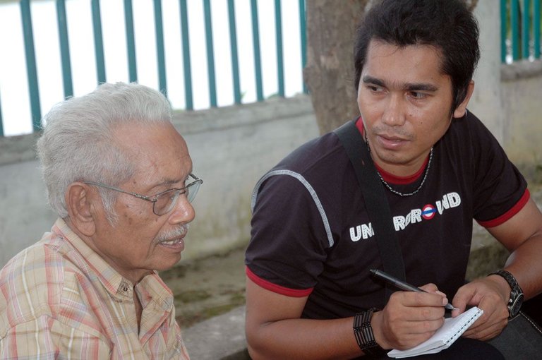 Bersama Penjaga Makam_02@GRASINDO.jpg