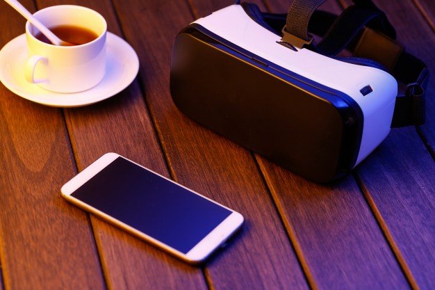 vr-glasses-and-cell-phone-on-wooden-desk_1387-914.jpg