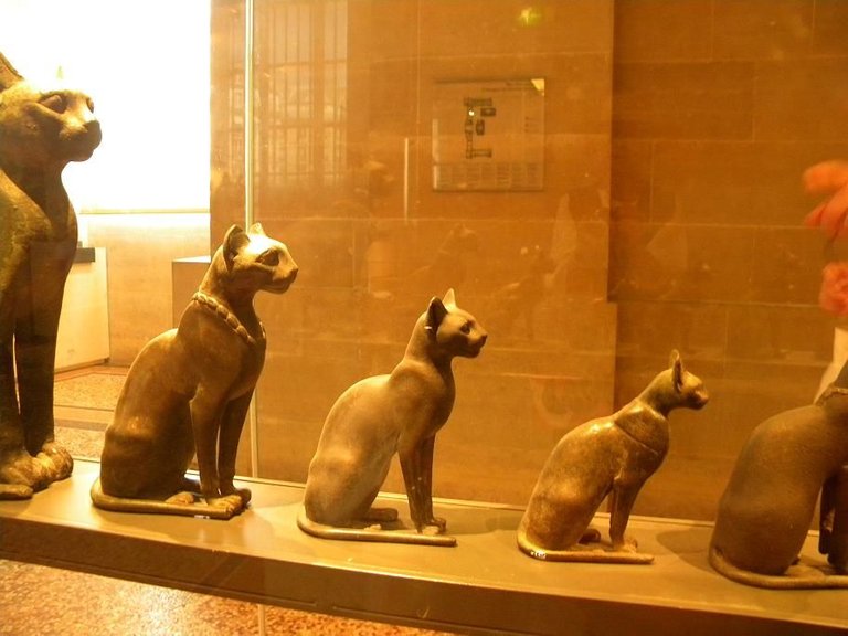 Bastet_Cats_(4)_(Louvre_Museum).JPG