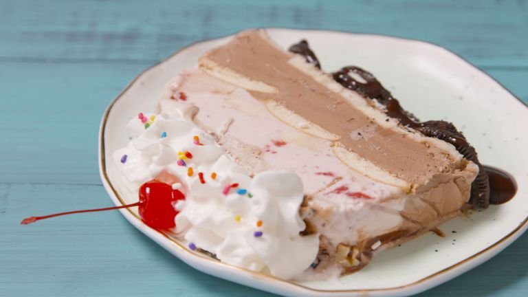 hd-aspect-1465854762-banana-split-cake-0021.jpg