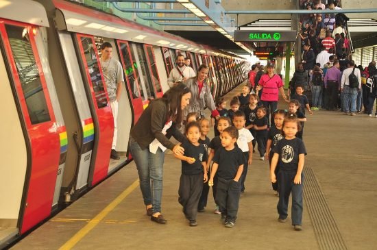 niños-estudiantes-visitan-metro-los-teques-1024x680.jpg