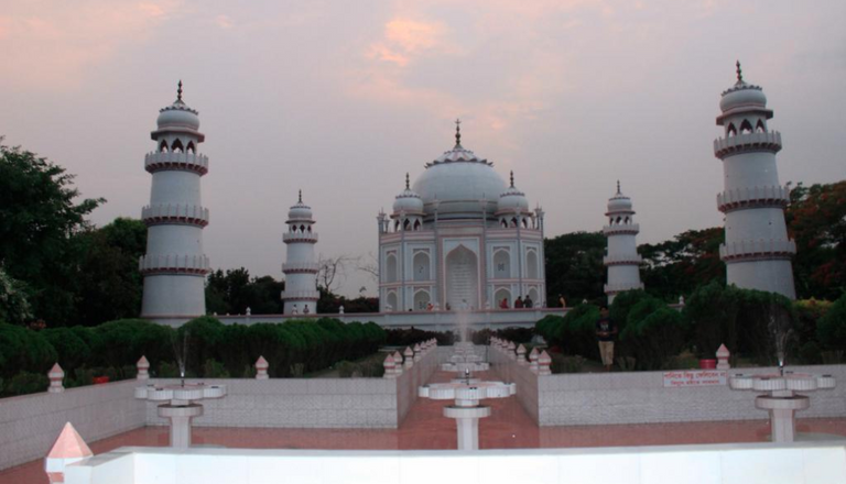 Banglar Taj Mahal (Front).png