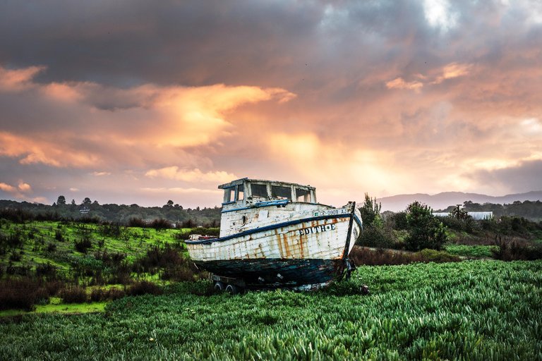 fishing-boat-1654446_1920.jpg