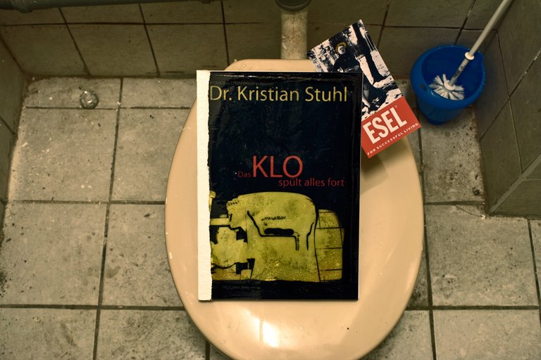 das-klo-schwarz.jpg