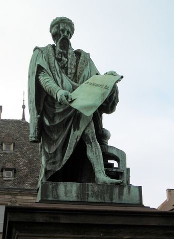 349px-Gutenberg-Denkmal_in_Strassburg-2.jpg