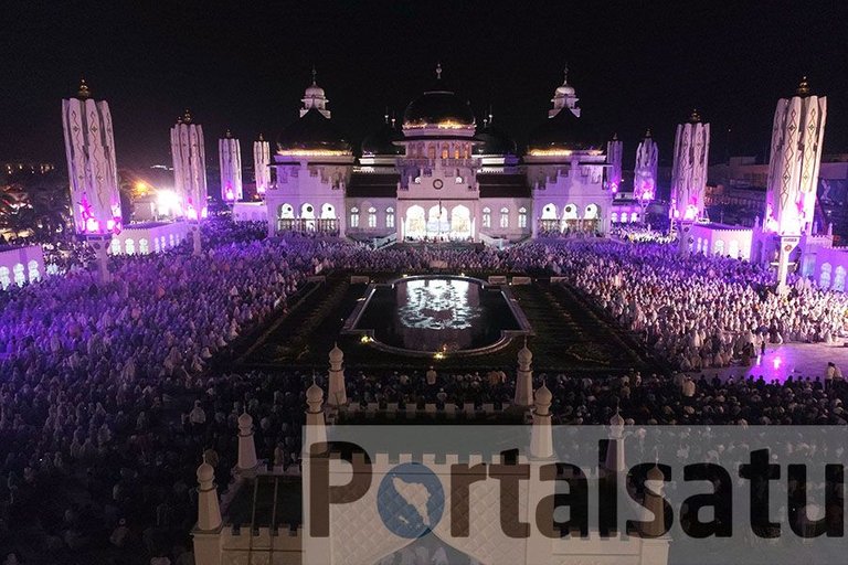 tarawih masjid raya-1@adi gondrong.jpg