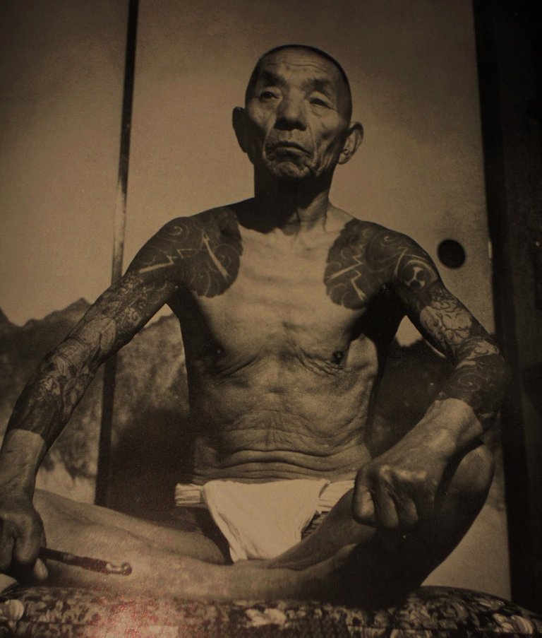 Vintage Photos of Yakuza with Their Tattoos (1).jpg