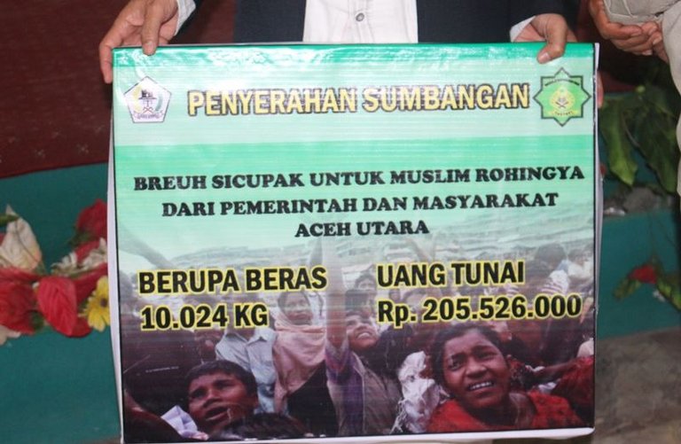 bantuan beras dan uang tunai untuk muslim rohingya.JPG