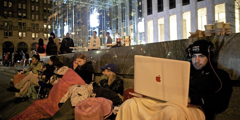 the-truth-behind-the-giant-apple-store-lines.jpg