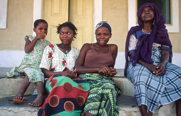 three-generations-of-women-resting-together-picture-id530587355.jpg