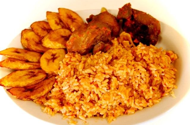 Jollof_rice_with_fried_fish_and_fried_plantain.jpg