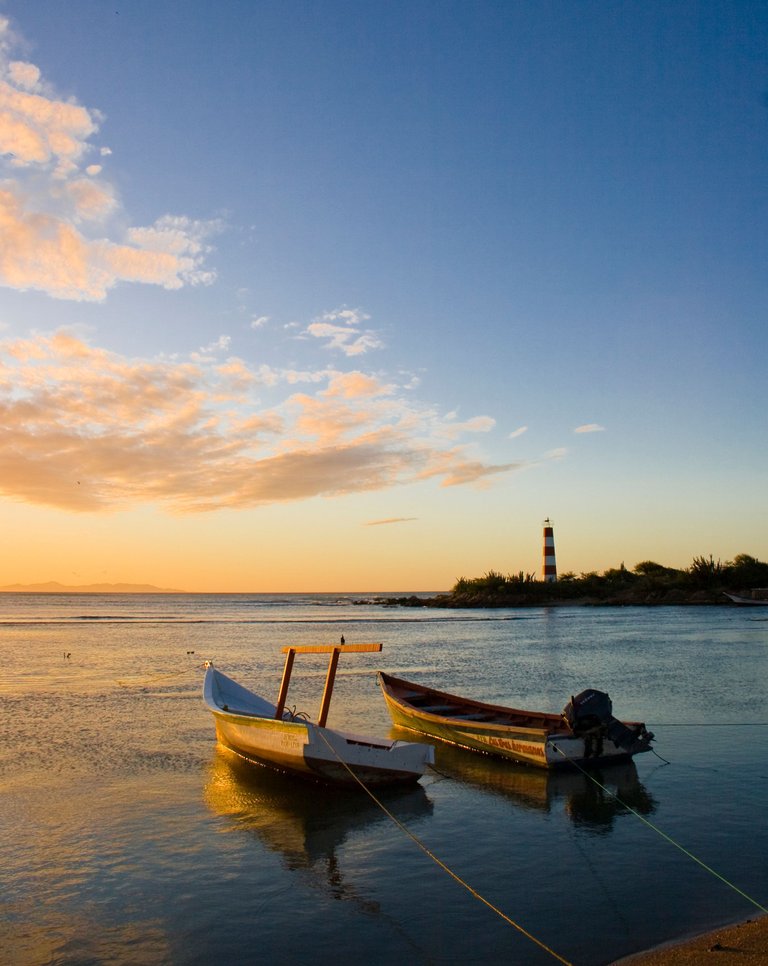 botes y faro .jpg