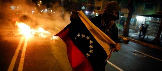 encapuchado-bandera-venezuela-16022014-640x280.jpg