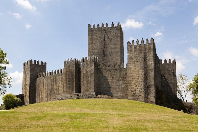 Guimaraes_Castle.jpg