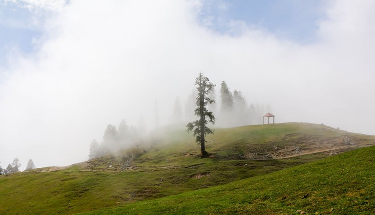 Mushkpuri_Peak_Covered_with_clouds.jpg