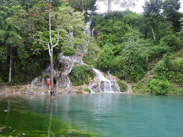 Air Terjun Kolam Biru Rerebe 2.jpg