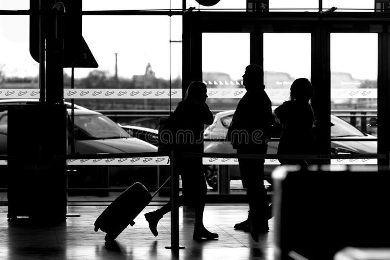 gente-en-el-aeropuerto-blanco-y-negro-83550912.jpg