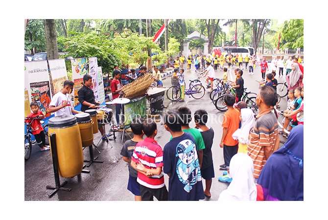 ramaikan-cfd-dari-juara-pantomim-hingga-kelompok-musik-pring-apus_m_24617.png