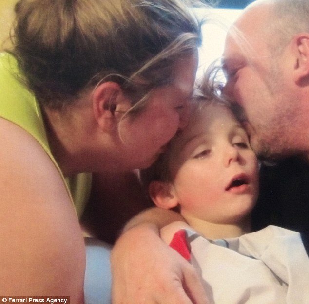 316A7FED00000578-3457012-Tragic_Cradled_in_the_arms_of_his_heartbroken_parents_this_harro-a-119_1456156999062.jpg