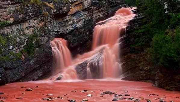 Cameron-una-cascada-que-cambia-de-color-ubicada-en-Canadá-1.jpg