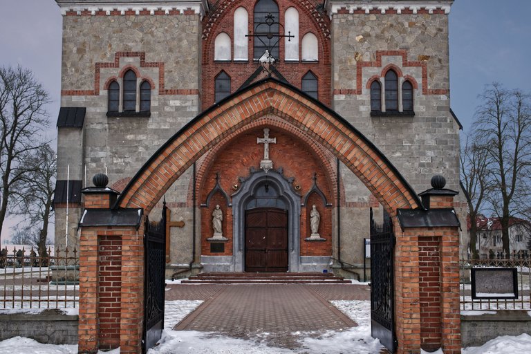 church in Otfinów - kościół w Otfinowie 2.jpg