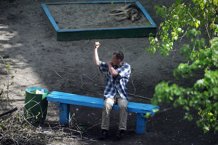 life-on-park-bench-photo-series-kiev-ukraine-yevhen-kotenko-1-5a6add626fe0e__880.jpg