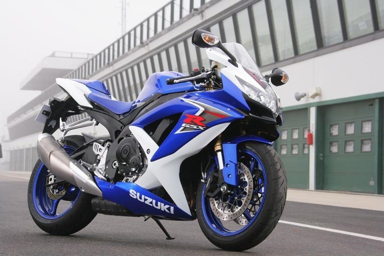 01SuzukiGSXR600.jpg