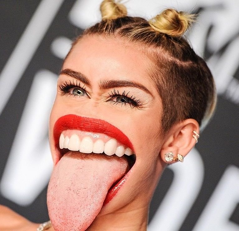 miley-cyrus-funny-face.jpeg