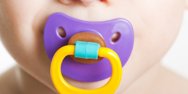 http_%2F%2Fi.huffpost.com%2Fgen%2F589429%2Fimages%2Fs-ARE-PACIFIERS-BAD-large640.jpg