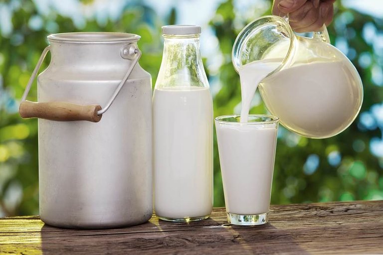 6359219570930788031679534251_Pouring-fresh-raw-milk-in-glass.jpg