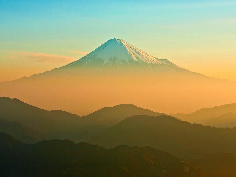 mt-fuji-japan-GettyImages-159114399.jpg