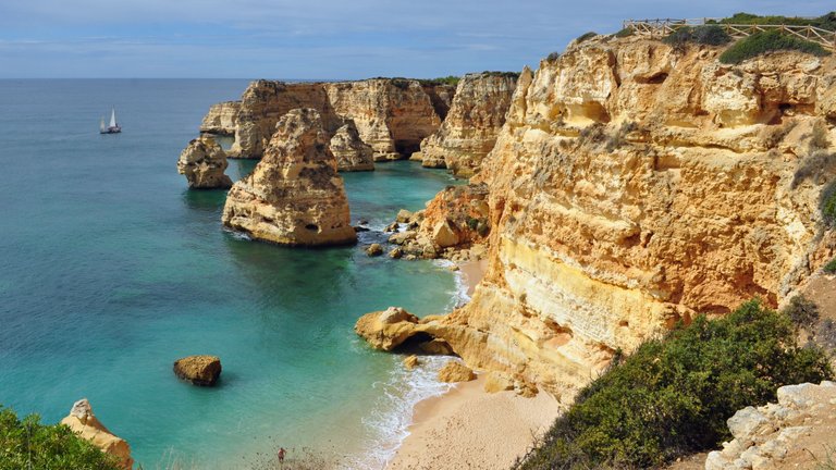 Praia_da_Marinha_(2012-09-27),_by_Klugschnacker_in_Wikipedia_(1).JPG