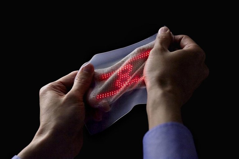 digital-skin-stick-on-display-shows-vital-signs-designboom-1.jpg