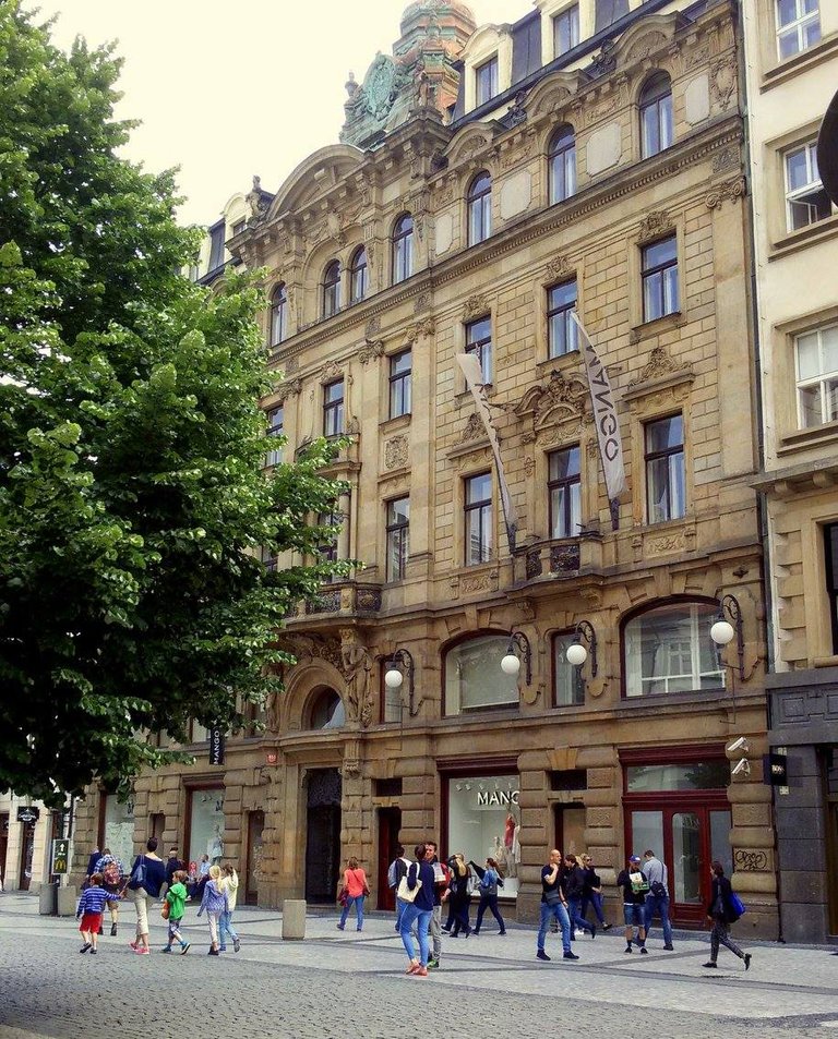 The city of Prague has graet buildings.jpg