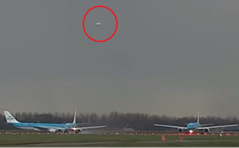 REAL UFO NEAR Amsterdam Airport.jpg