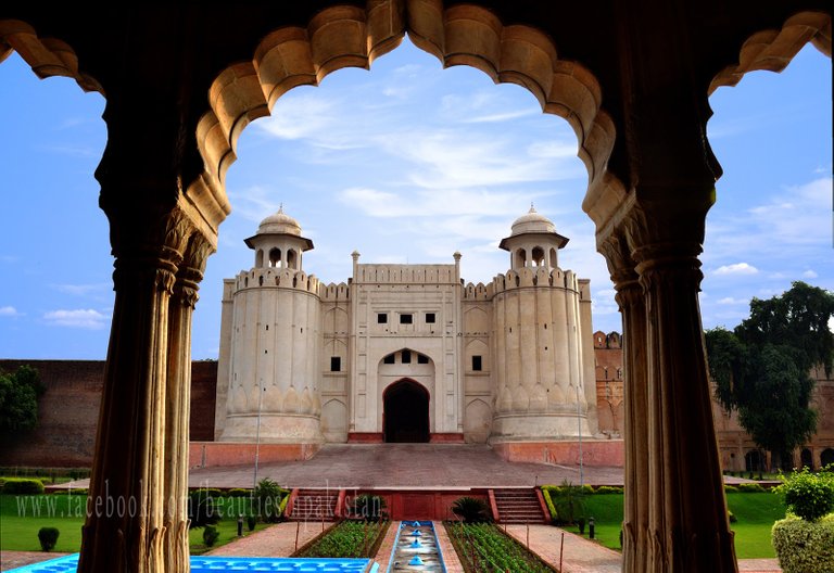 alamgiri gate lahore fort.jpg