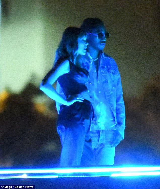 4781466700000578-5203089-Wow_Taylor_Swift_was_spotted_in_Miami_shooting_the_music_video_f-m-103_1513876581643.jpg