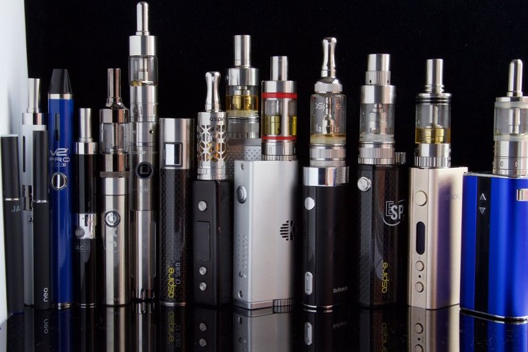 E_Cigarettes,_Ego,_Vaporizers_and_Box_Mods_(17679064871).jpg