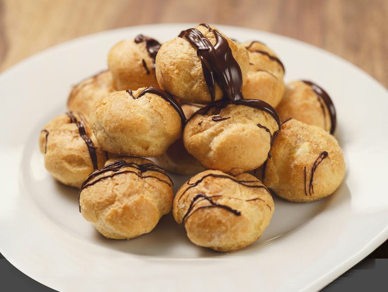 profiteroles-con-un-hilo-de-chocolate.jpg