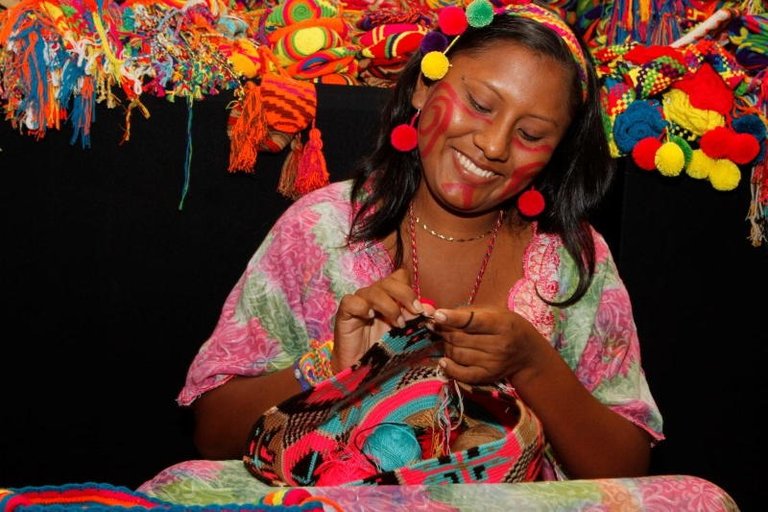 artesana-venezolana-etina-wayuu-manufacturando-bolso-tela-venezolano-arte-artesania-venezolana-artinsa (2).jpg