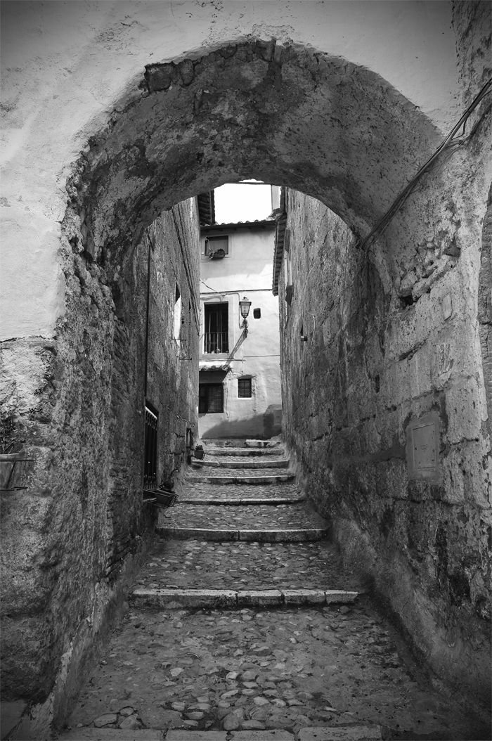 alleyway calcata.jpg