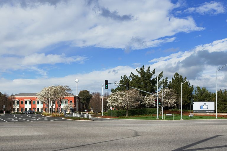 Facebook_Headquarters_1_Hacker_Way_Menlo_Park.jpg