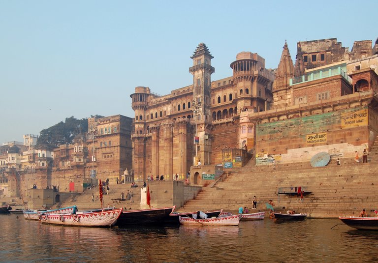 Varanasi_Munshi_Ghat3.jpg