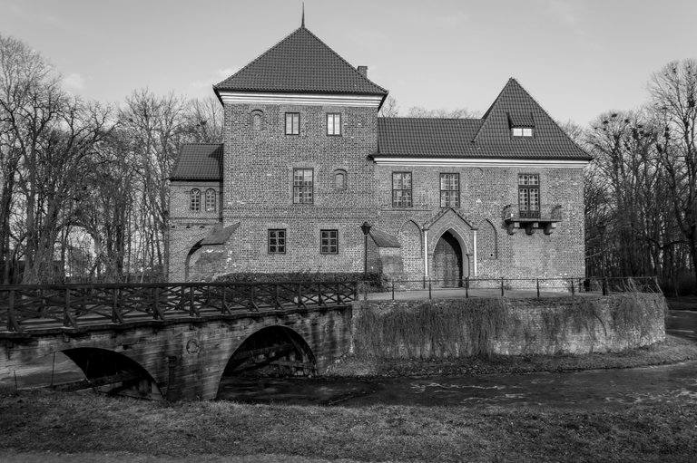 Zamek w Oporowie 2018-8.jpg