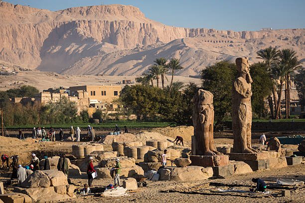 archeologists-at-work-at-the-colossi-of-memnon-picture-id683035939.jpg